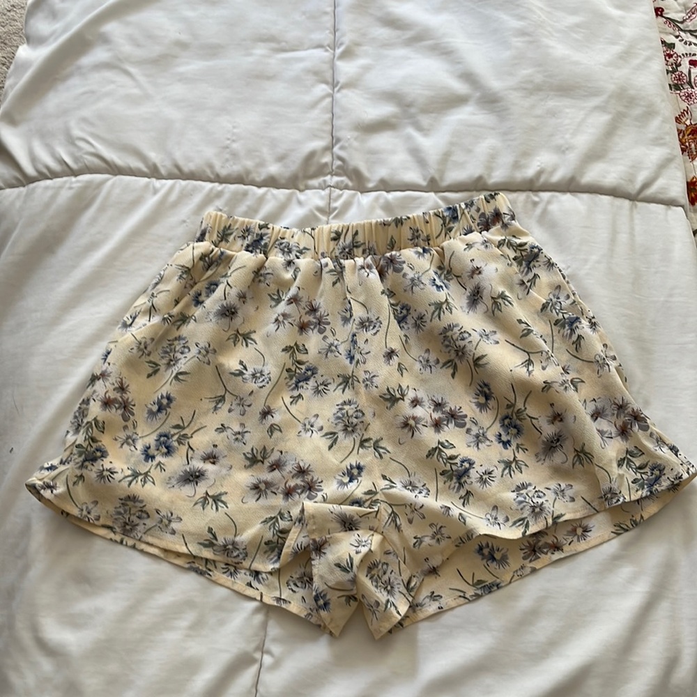 Floral Yellow Shorts with pockets and elastic band waist